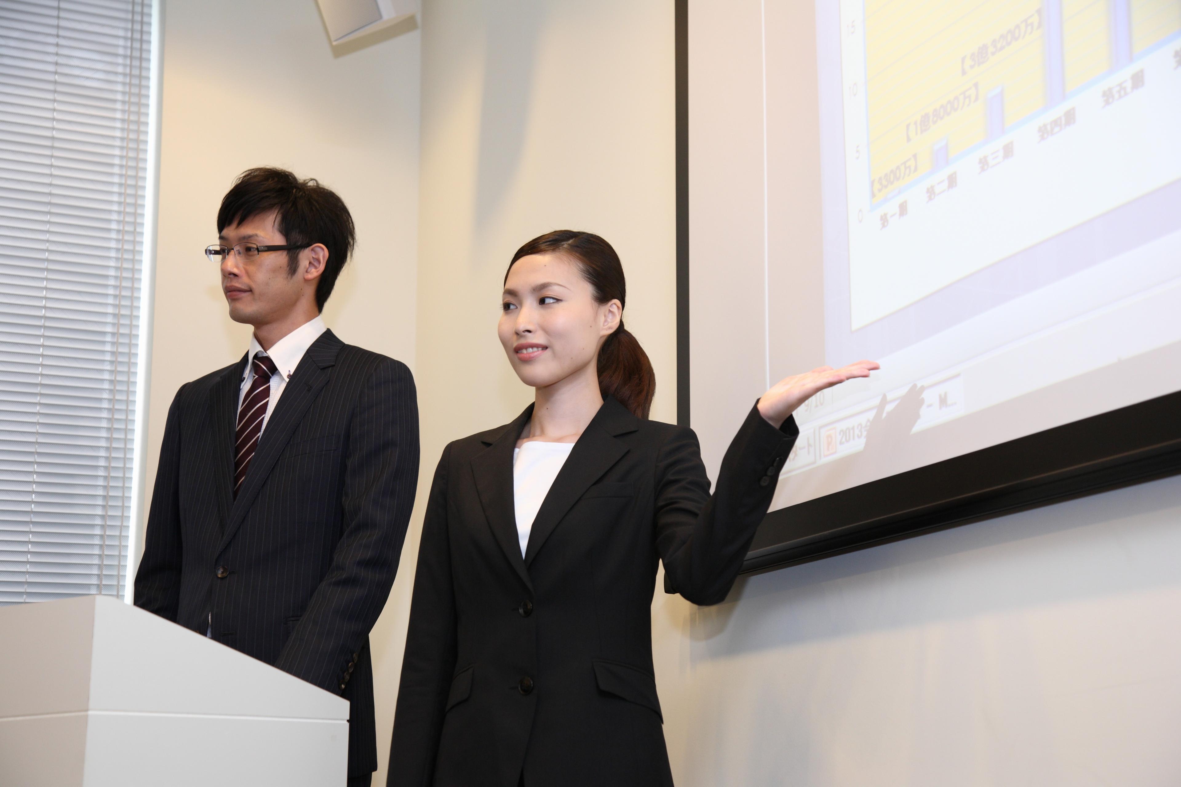 プレゼン大会で登壇する様子